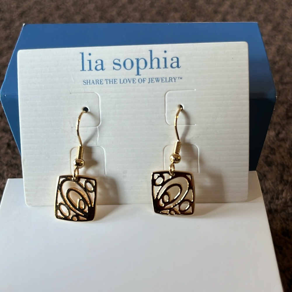 New in the box Vintage Lia Sophia Infinity polished gold tone. 1 1/4 inch drop
